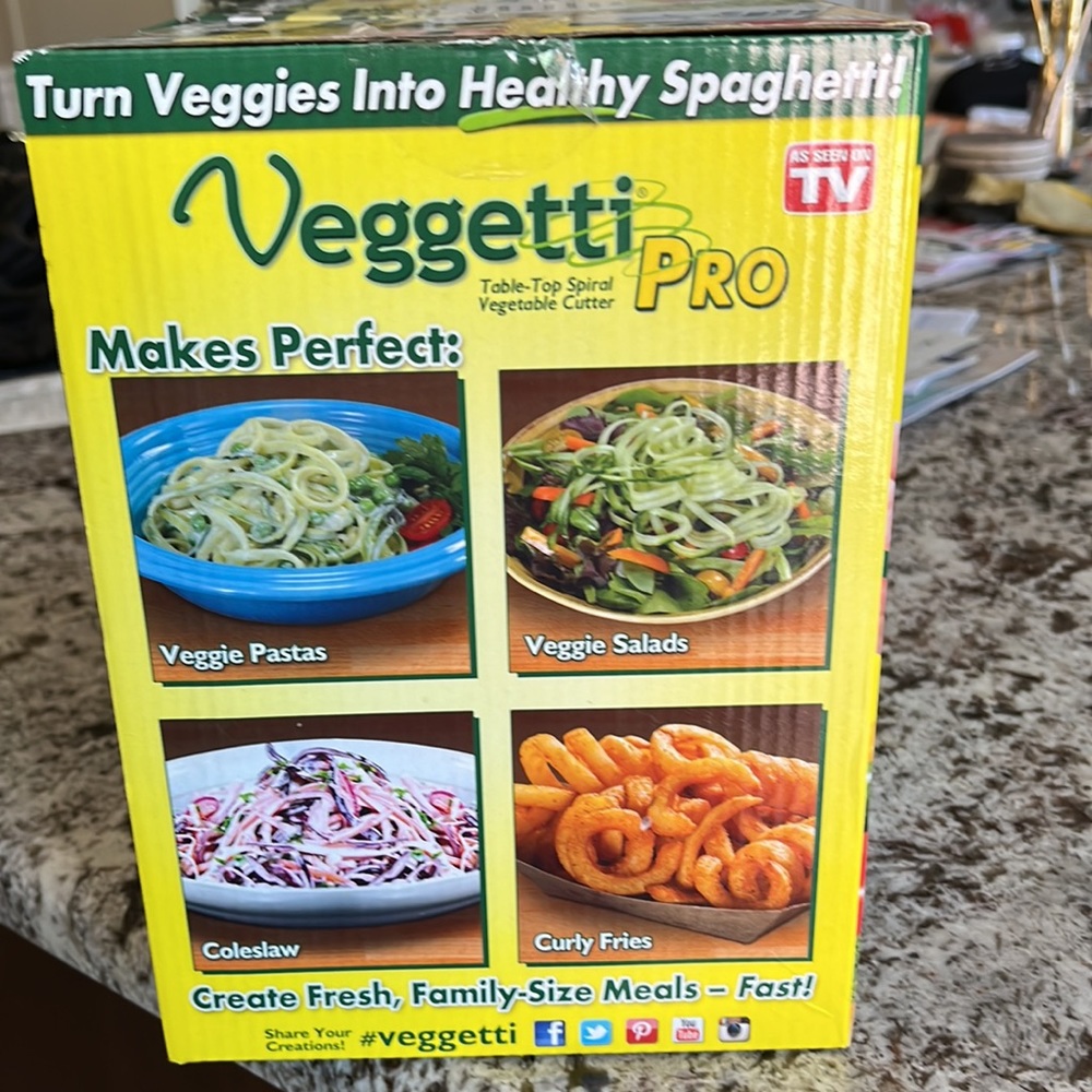 Veggetti Pro table top spiral vegetable cutter. - Picture 4 of 6
